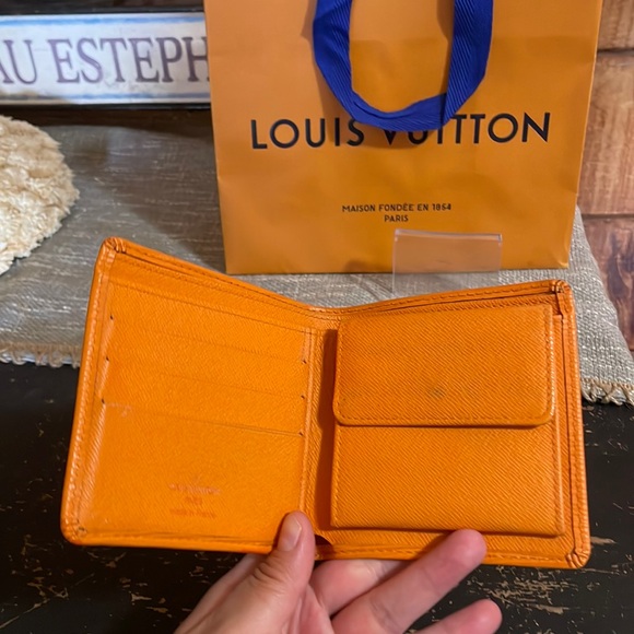 Louis Vuitton creamsicle orange epi leather conpact bifold wallet, like new - Picture 4 of 9
